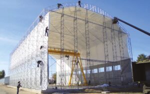 Монтаж каркасно-тентового сооружения склада